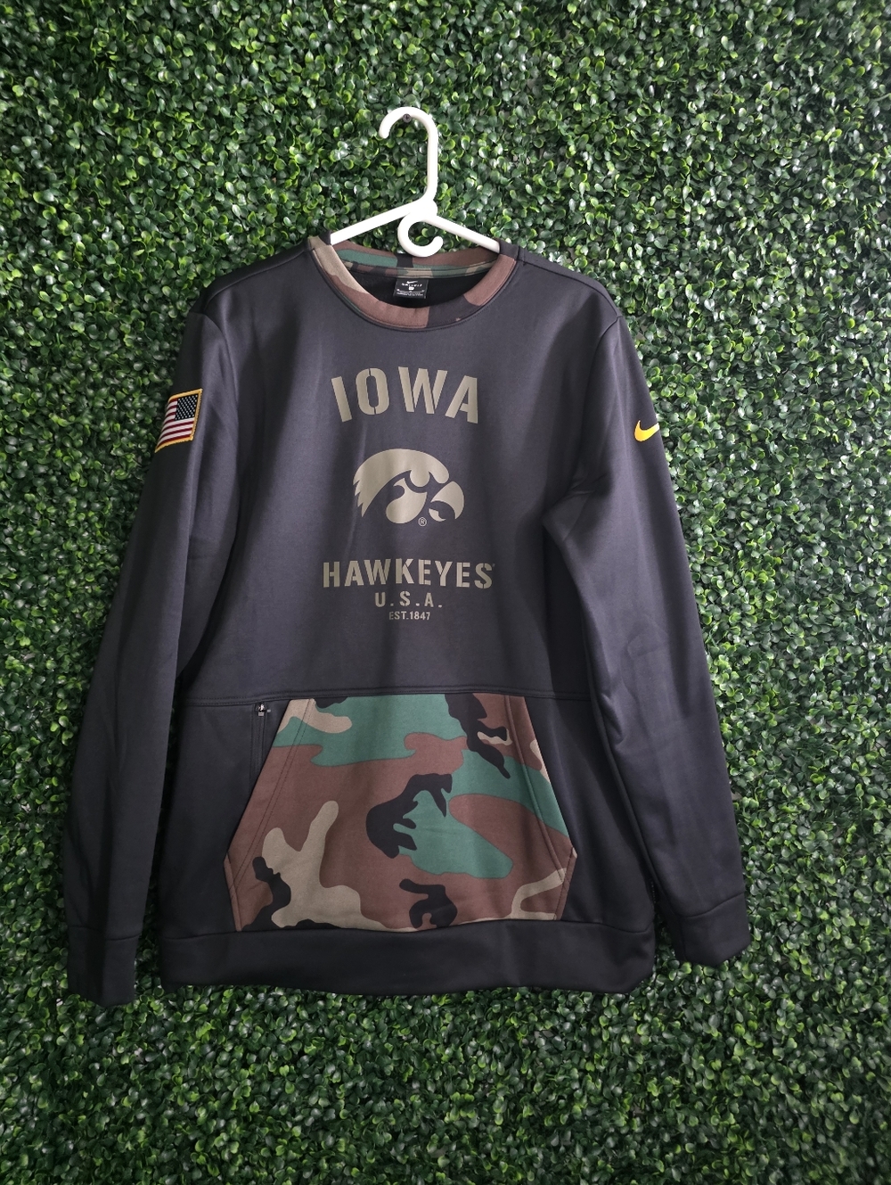 Nike Men's Black Camo Iowa Hawkeyes Longsleeve Size M